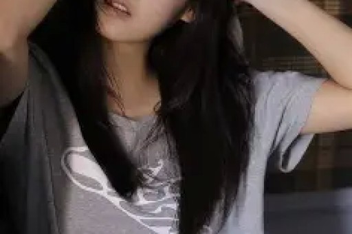 刚分手一周！八卦媒体爆料：维尼修斯在私人场所与数位女性聚会